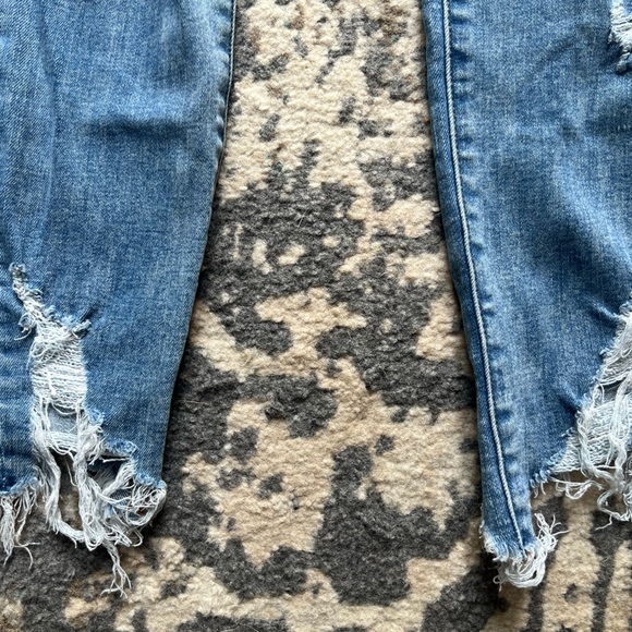 American Eagle Ripped Jeans - Picture 2 of 4